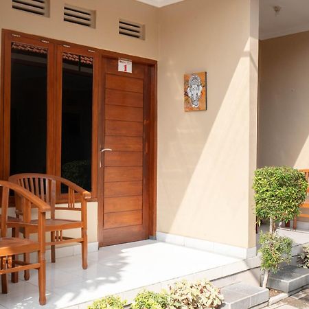 Hotel RedDoorz near Buleleng Harbour 2 Singaraja Exterior foto