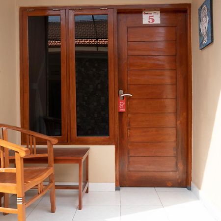 Hotel RedDoorz near Buleleng Harbour 2 Singaraja Exterior foto