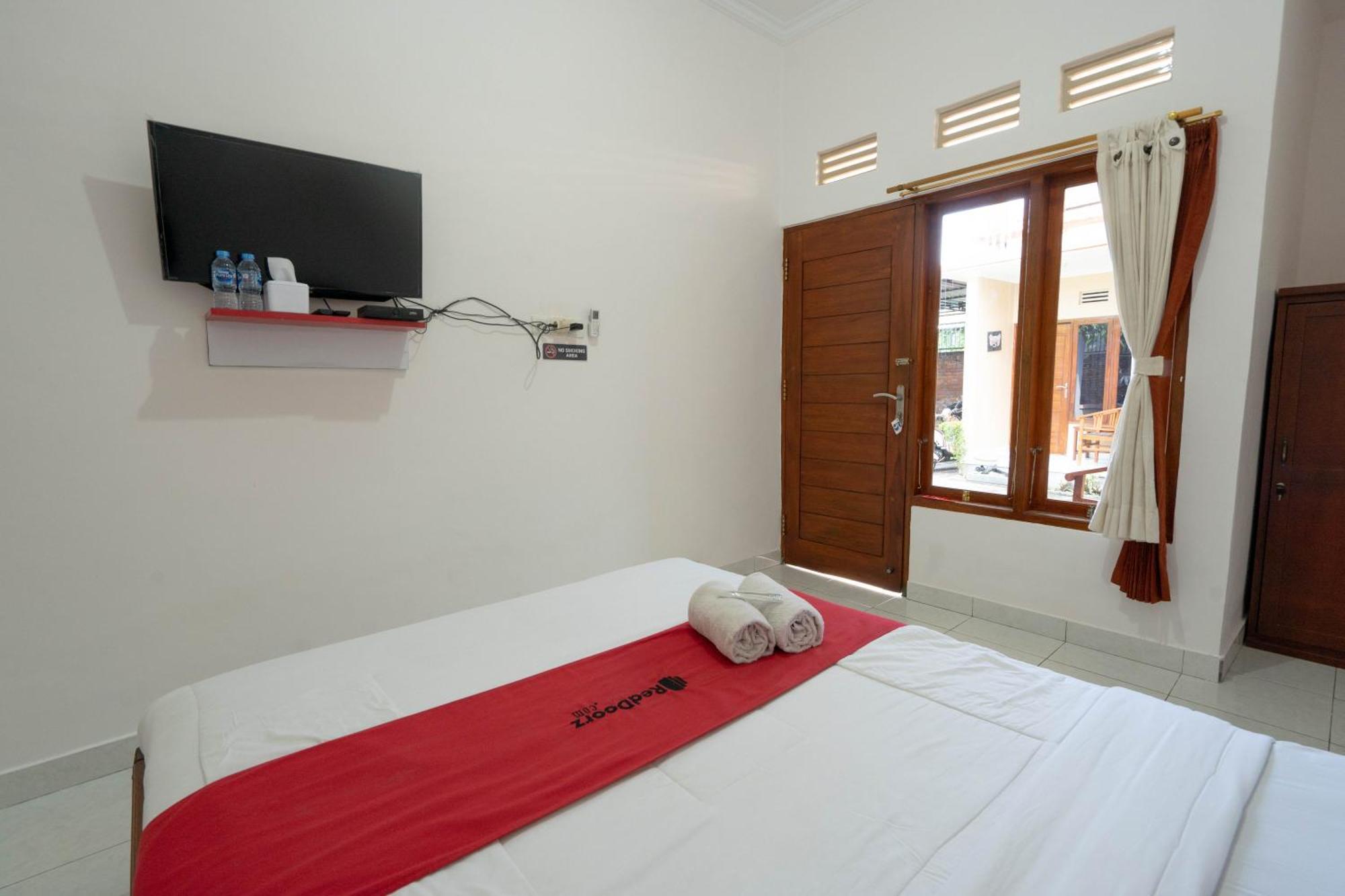 Hotel RedDoorz near Buleleng Harbour 2 Singaraja Exterior foto