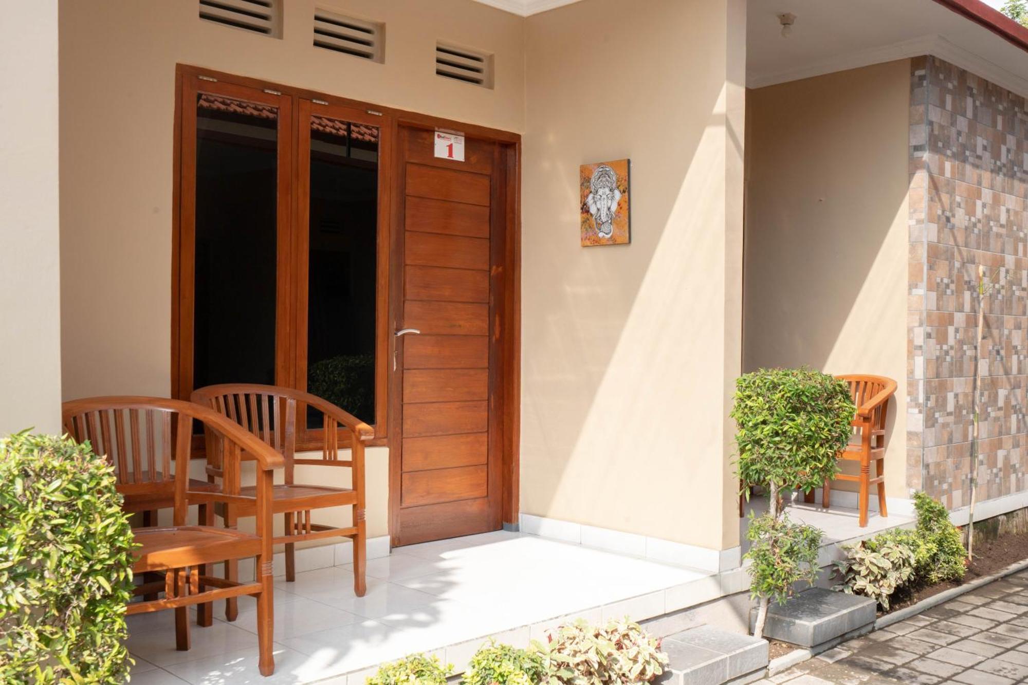 Hotel RedDoorz near Buleleng Harbour 2 Singaraja Exterior foto