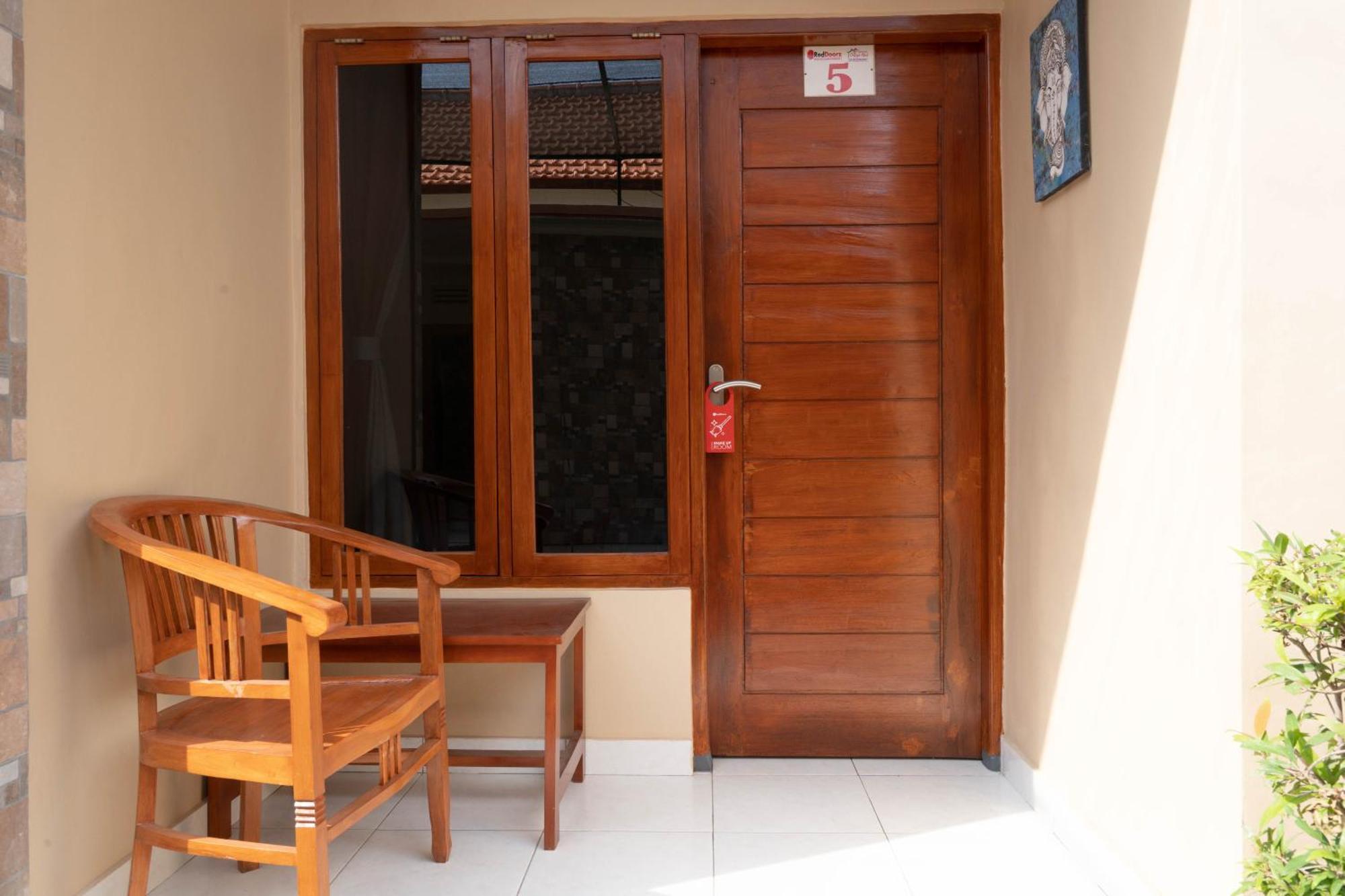 Hotel RedDoorz near Buleleng Harbour 2 Singaraja Exterior foto