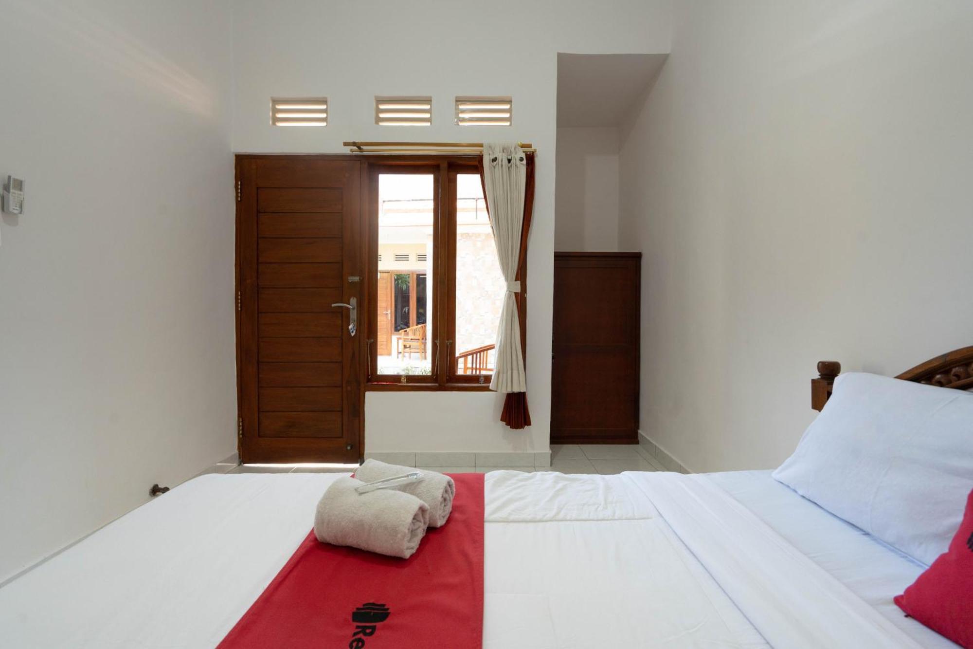 Hotel RedDoorz near Buleleng Harbour 2 Singaraja Exterior foto