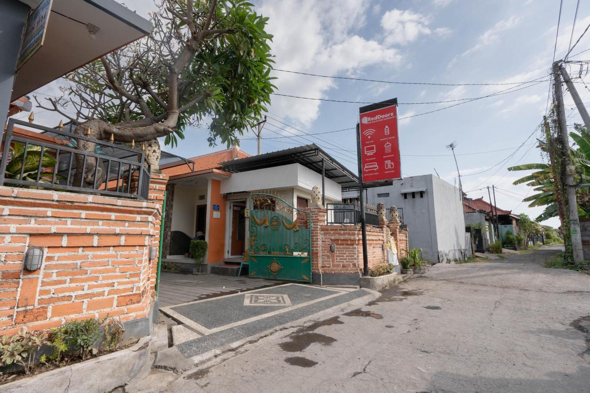 Hotel RedDoorz near Buleleng Harbour 2 Singaraja Exterior foto