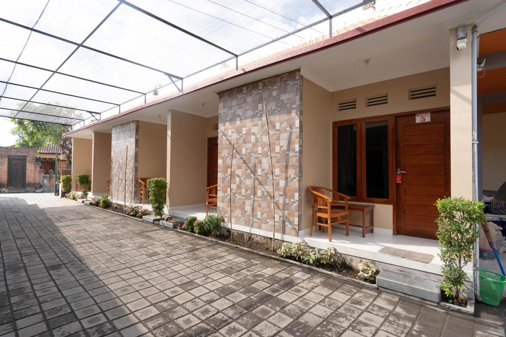 Hotel RedDoorz near Buleleng Harbour 2 Singaraja Exterior foto